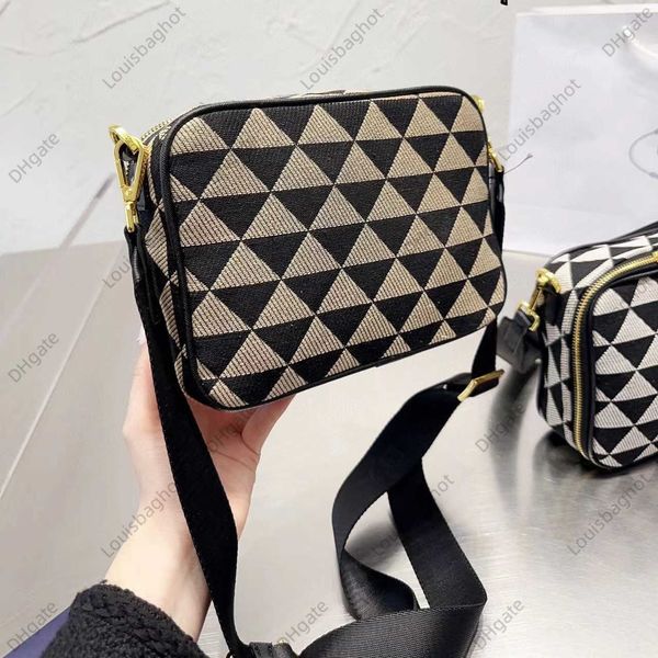 prad classic triangle saffiano one shoulder crossbody small square bag camera bag unisex
prad classic triangle saffiano one shoulder crossbody small square bag camera bag unisex