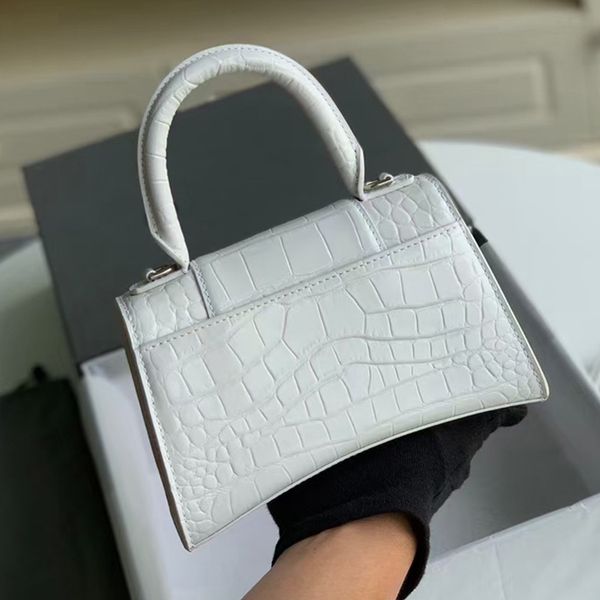 2023 new one shoulder oblique straddle handbag with crocodile pattern hourglass bag retro fashion small square bag
2023 new one shoulder oblique straddle handbag with crocodile pattern hourglass bag retro fashion small square bag