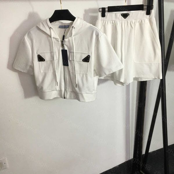 23ss womens designer clothing women pants sets casual suit double-pocket short-sleeved hooded zipper coat wide-leg shorts set women clothes, White
23ss womens designer clothing women pants sets casual suit double-pocket short-sleeved hooded zipper coat wide-leg shorts set women clothes, White