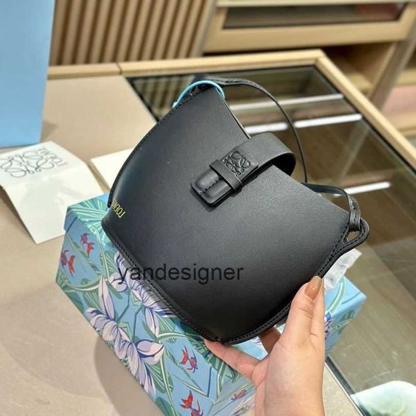 gate saddle designer bags mouldeds loeweey handbag bucket bag 2023 new korean edition women's bag series celebrity
gate saddle designer bags mouldeds loeweey handbag bucket bag 2023 new korean edition women's bag series celebrity