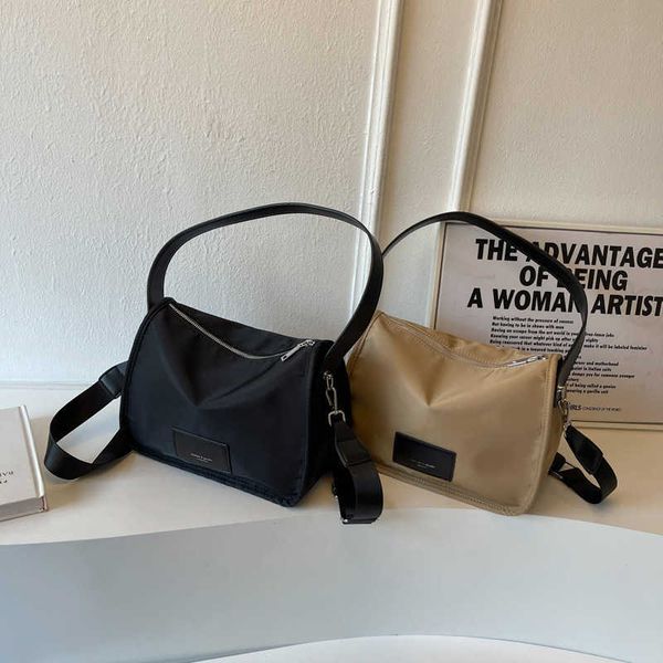 large capacity handheld pillow bag for women's summer new fashion versatile one shoulder crossbody bag simple commuter tote bag
large capacity handheld pillow bag for women's summer new fashion versatile one shoulder crossbody bag simple commuter tote bag