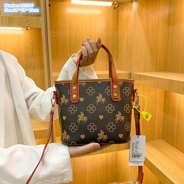 Factory wholesale brand ladies shoulder bags simple thick leather tote bag small and versatile contrast fashion backpack brown retro shopping basket handbag, Brown-22129#
Factory wholesale brand ladies shoulder bags simple thick leather tote bag small and versatile contrast fashion backpack brown retro shopping basket handbag, Brown-22129#