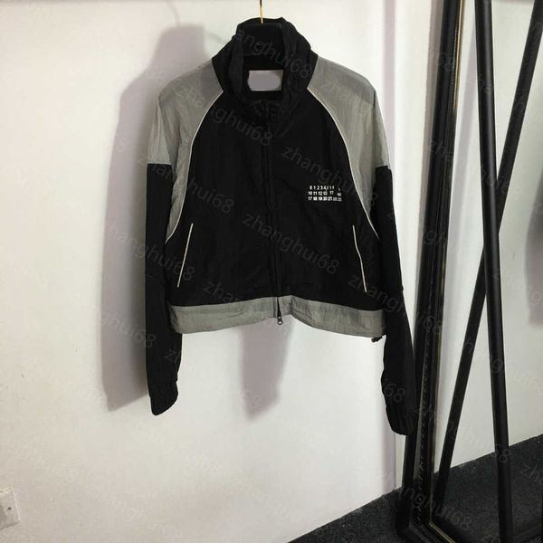 23ss womens jacket womens designer clothing chest digital print matching color standing collar long sleeve zipper trench coat women clothes, Black;brown
23ss womens jacket womens designer clothing chest digital print matching color standing collar long sleeve zipper trench coat women clothes, Black;brown