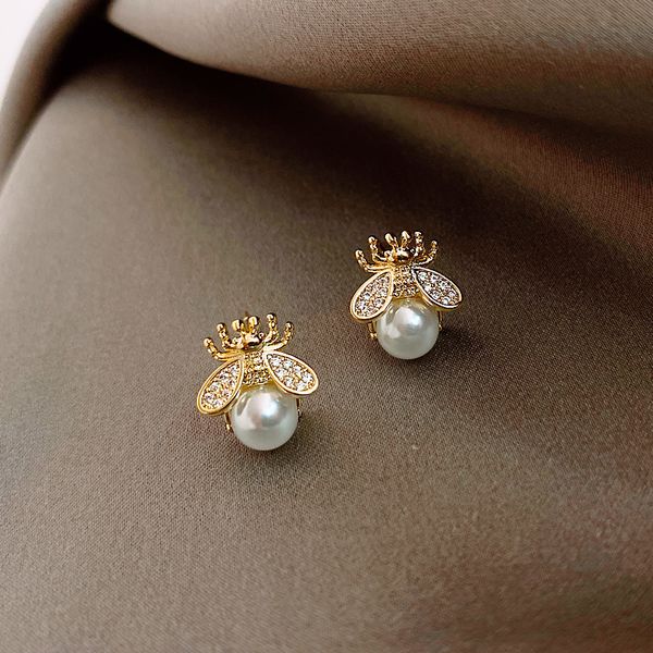 stud simple and luxurious pearl woman's earrings delicate 14k gold plated bee insect earrings korean women jewelry 230630, Golden;silver
stud simple and luxurious pearl woman's earrings delicate 14k gold plated bee insect earrings korean women jewelry 230630, Golden;silver