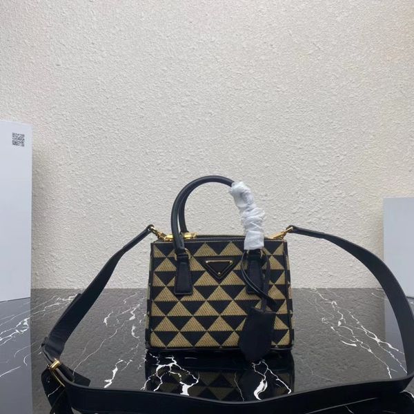 2023 new women's handbag high-end quality shoulder bag embroidery fabric crossbody bag shoulder strap removable handle simple atmospher
2023 new women's handbag high-end quality shoulder bag embroidery fabric crossbody bag shoulder strap removable handle simple atmospher