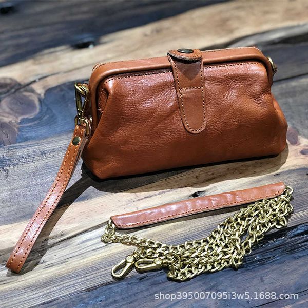 leather clip bag exquisite and small caliber bag hand holding messenger doctor bag solid color mobile phone bag street back small bag
leather clip bag exquisite and small caliber bag hand holding messenger doctor bag solid color mobile phone bag street back small bag