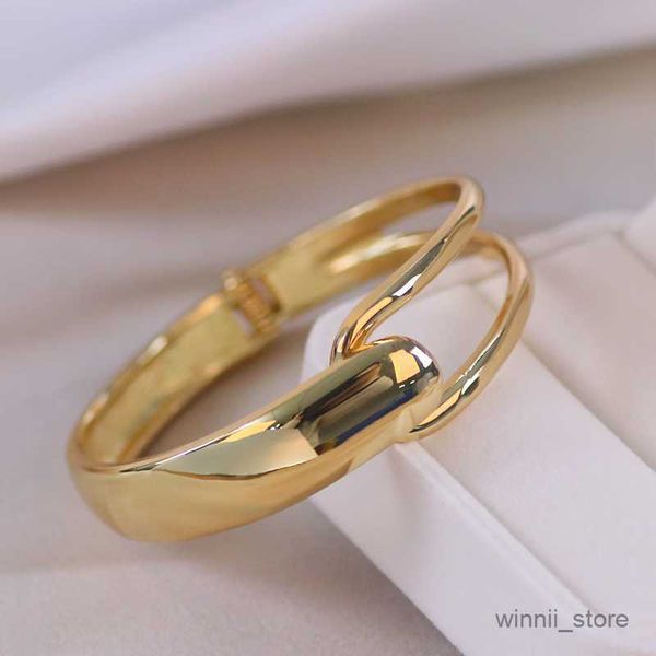 charm bracelets new design simple metal open bangle for women girl gold trendy big cuff bracelets bangles jewelry r230701, Golden;silver
charm bracelets new design simple metal open bangle for women girl gold trendy big cuff bracelets bangles jewelry r230701, Golden;silver