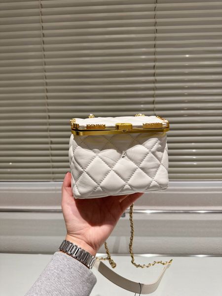 classic box bag chain bag crossbody bag casual fashion compact portable texture is very good black and white gold series
classic box bag chain bag crossbody bag casual fashion compact portable texture is very good black and white gold series