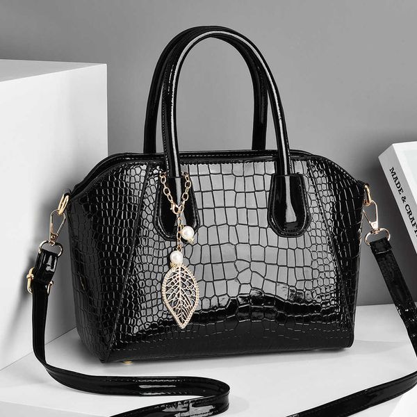 new fashionable and magnificent handheld bag simple and foreign crocodile pattern one shoulder crossbody women's bag han banchao
new fashionable and magnificent handheld bag simple and foreign crocodile pattern one shoulder crossbody women's bag han banchao