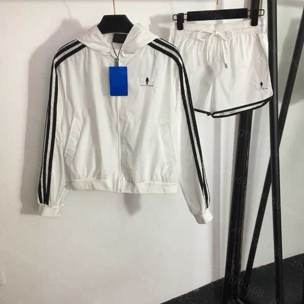 23ss casual suit womens designer clothing women pants sets clover embroidery letter striped long sleeve hooded zipper trench coat casual sho, White
23ss casual suit womens designer clothing women pants sets clover embroidery letter striped long sleeve hooded zipper trench coat casual sho, White