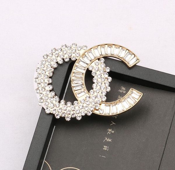 simple designer brand letter brooches geometric bronze sweater suit collar pin brooche fashion mens womens crystal rhinestone pearl brooch w, Gray