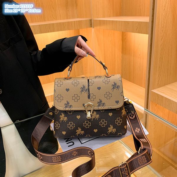 factory wholesale brand ladies shoulder bags 2 colors flip printing thickened leather tote bag elegant old vintage handbag trend gold buckle
factory wholesale brand ladies shoulder bags 2 colors flip printing thickened leather tote bag elegant old vintage handbag trend gold buckle