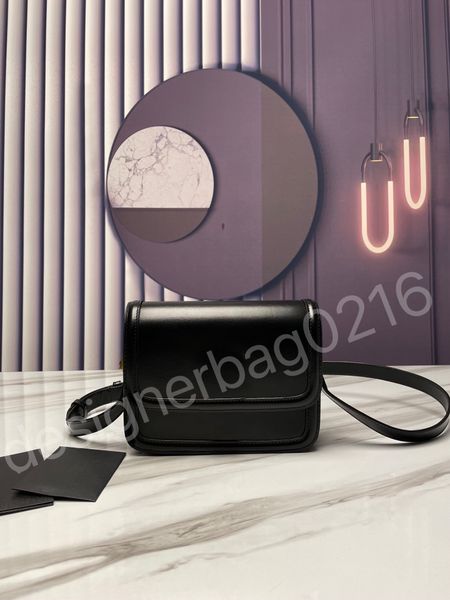 explosions famous designer handbags, shoulder bags, classic letters embossed messenger bag.
explosions famous designer handbags, shoulder bags, classic letters embossed messenger bag.