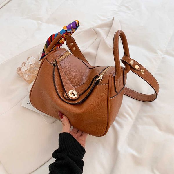 style pillow bag shoulder messenger bag style litchi pattern portable women's bag texture doctor's bag
style pillow bag shoulder messenger bag style litchi pattern portable women's bag texture doctor's bag