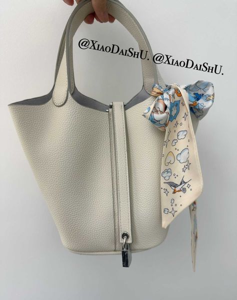 luxury designer bag picotin lock spring summer classic high new grade sensible vegetable basket tc cowhide litchi pattern shopping bucket ha
luxury designer bag picotin lock spring summer classic high new grade sensible vegetable basket tc cowhide litchi pattern shopping bucket ha