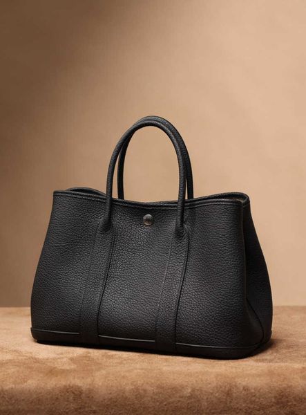 10a shopping totes garden bag lady cowhide handbag fashion garden party shoulder designer high-capacity wallets leather classic retro
10a shopping totes garden bag lady cowhide handbag fashion garden party shoulder designer high-capacity wallets leather classic retro
