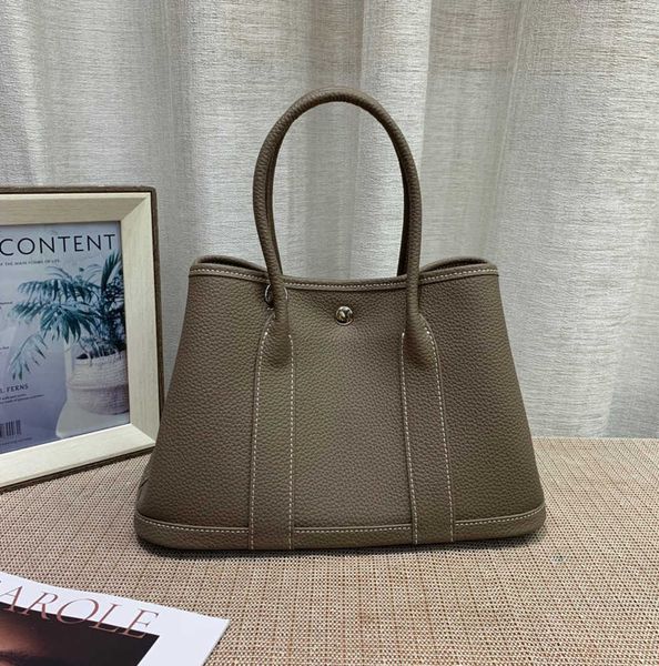 a shopping totes garden bag lady cowhide handbag fashion garden party shoulder designer highcapacity wallets genuine leather commuter bag
a shopping totes garden bag lady cowhide handbag fashion garden party shoulder designer highcapacity wallets genuine leather commuter bag