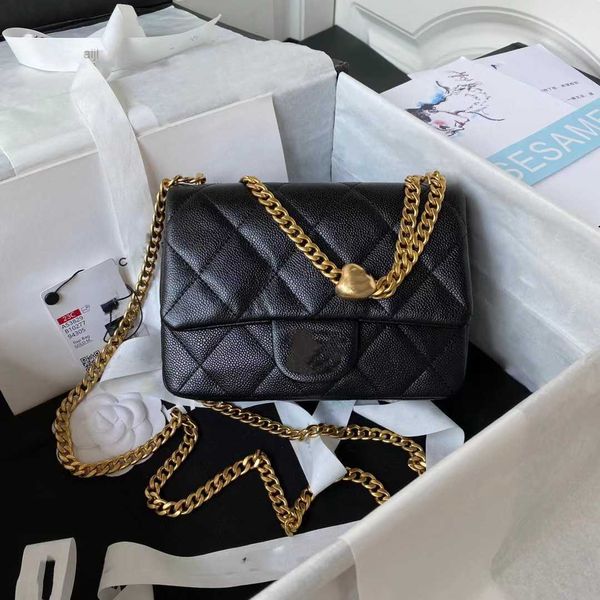 2023 new xiaoxiang love golden ball bag mini makeup square fat women's lingge chain original factory leather
2023 new xiaoxiang love golden ball bag mini makeup square fat women's lingge chain original factory leather