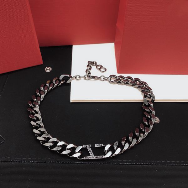 designer bracelets luxury vity charm v logo pearl women chain fashion jewelry metal bracelet for woman gifts chains jh1, Black
designer bracelets luxury vity charm v logo pearl women chain fashion jewelry metal bracelet for woman gifts chains jh1, Black