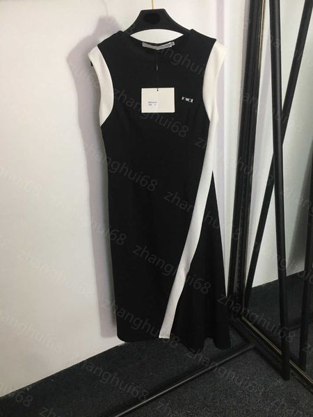 23ss women dress womens designer clothing summer dresses monogram brooch decorated black and white color sleeveless vest dress womens clothi, Black;gray
23ss women dress womens designer clothing summer dresses monogram brooch decorated black and white color sleeveless vest dress womens clothi, Black;gray
