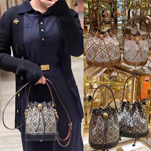 2023 classic tb bucket bag with one shoulder crossbody handheld casual versatile women's, Pink;blue
2023 classic tb bucket bag with one shoulder crossbody handheld casual versatile women's, Pink;blue