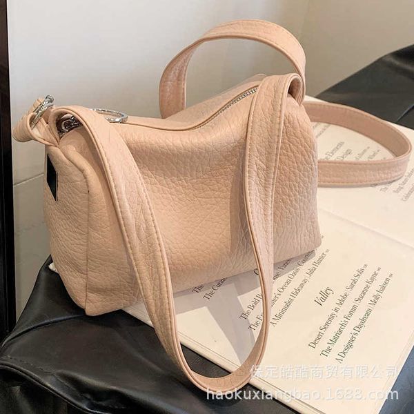 popular bag women's summer new crossbody bag small design simple and versatile women's pillow bag
popular bag women's summer new crossbody bag small design simple and versatile women's pillow bag