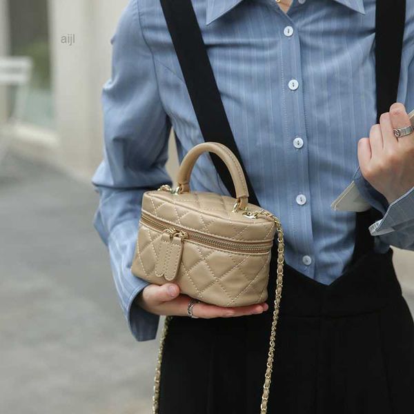 xiaoxiangfeng lingge chain bag 2023 new genuine leather women's small golden ball box fashion versatile shoulder
xiaoxiangfeng lingge chain bag 2023 new genuine leather women's small golden ball box fashion versatile shoulder
