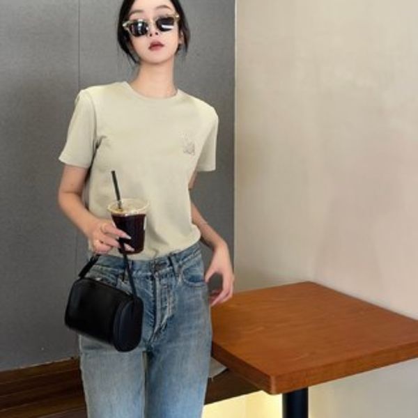 loe anagram 1846 fashion classic trendy luxury designer cloth 2023 women spring summer classic embroidered cotton short sleeved t-shirt brea, White
loe anagram 1846 fashion classic trendy luxury designer cloth 2023 women spring summer classic embroidered cotton short sleeved t-shirt brea, White