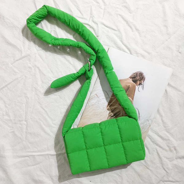 net red same sponge woven pillow bag women's single shoulder messenger down bag autumn and winter new trend 
net red same sponge woven pillow bag women's single shoulder messenger down bag autumn and winter new trend