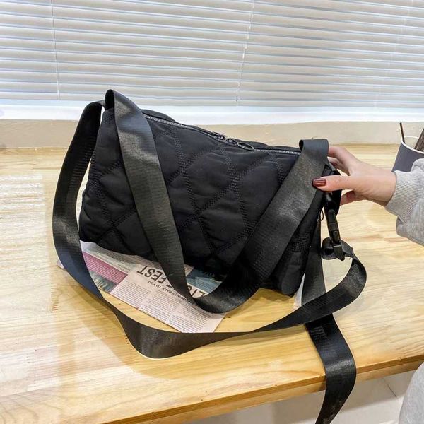 women's new fashion lingge pillow bag fashion edition solid color large capacity casual crossbody bag one shoulder tote bag 
women's new fashion lingge pillow bag fashion edition solid color large capacity casual crossbody bag one shoulder tote bag