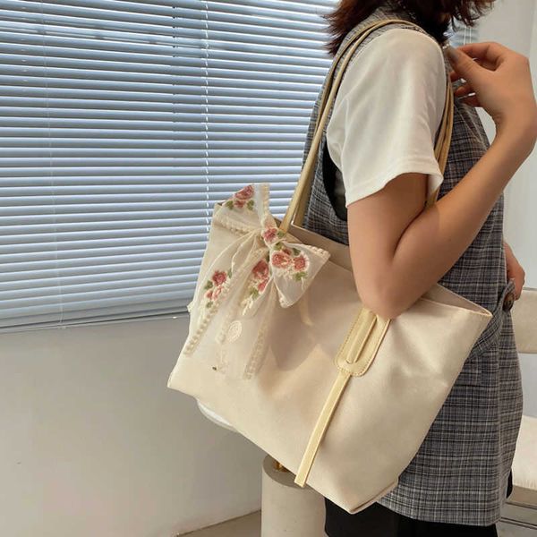 french fashionable silk scarf large capacity tote bag for women new fashion handheld one shoulder large bag
french fashionable silk scarf large capacity tote bag for women new fashion handheld one shoulder large bag