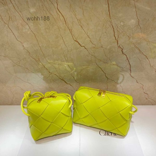 bottegas handwoven lady cowhide venetas girl bag small designer tote crossbody bags 2023 camera shoulder cassette fashion trend rope knot ha
bottegas handwoven lady cowhide venetas girl bag small designer tote crossbody bags 2023 camera shoulder cassette fashion trend rope knot ha