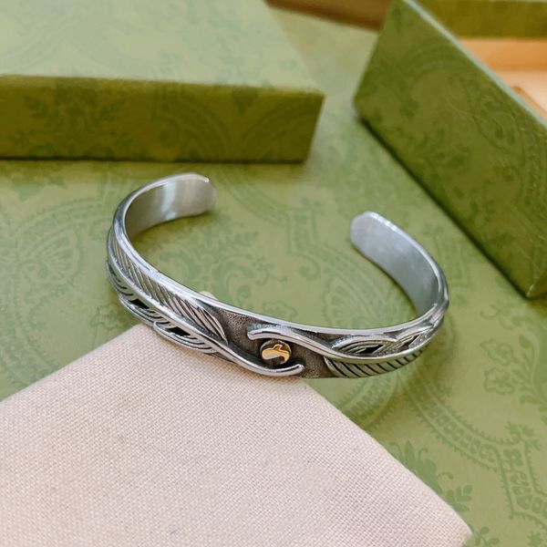 designer ggity bracelets luxury g logo hand pope bracelet cowhide women retro charm bracelets fashion metal chains gifts av, Golden;silver
designer ggity bracelets luxury g logo hand pope bracelet cowhide women retro charm bracelets fashion metal chains gifts av, Golden;silver