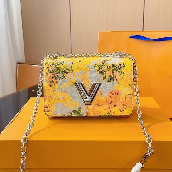 painting twist women designer flap bag flower leaf pattern v lock silver chain with adjustable leather strap crossbody shoulder handbag luxu
painting twist women designer flap bag flower leaf pattern v lock silver chain with adjustable leather strap crossbody shoulder handbag luxu