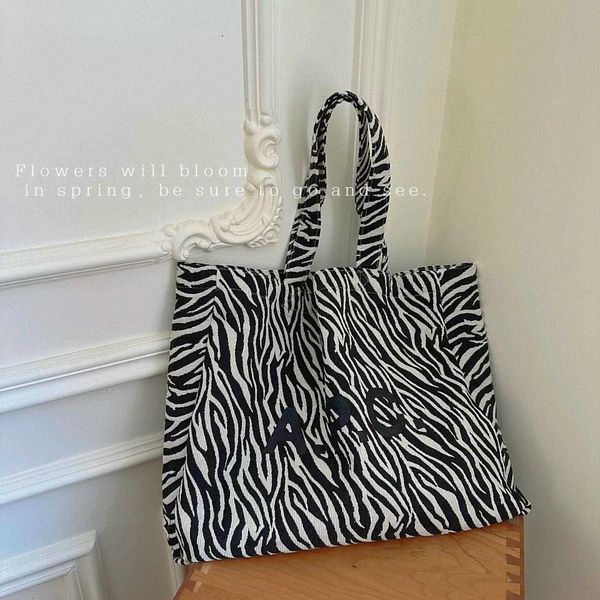 new japanese and apc zebra canvas bag fashion one shoulder handbag french casual large capacity tote bag tide
new japanese and apc zebra canvas bag fashion one shoulder handbag french casual large capacity tote bag tide
