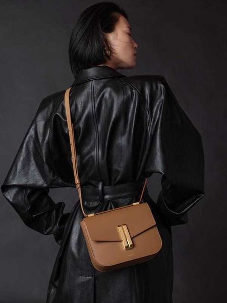 demellier vancouver tofu bag small design genuine leather women's bag one shoulder handheld skew straddle small square bag
demellier vancouver tofu bag small design genuine leather women's bag one shoulder handheld skew straddle small square bag