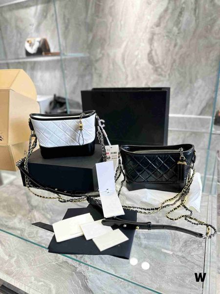 2022 new fashion small fragrance wind wave bag women's versatile cow leather diamond chain one shoulder crossbody
2022 new fashion small fragrance wind wave bag women's versatile cow leather diamond chain one shoulder crossbody