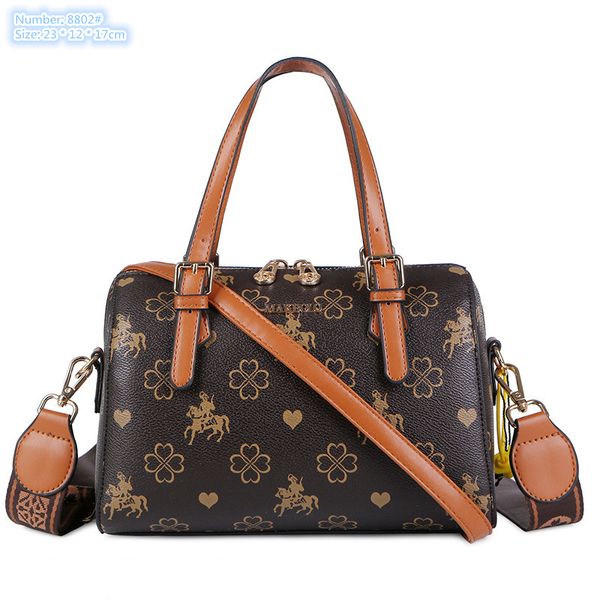 Factory wholesale brand ladies shoulder bags 2 colors elegant atmosphere classic printed pillow bag horizontal large-capacity padded leather handbag, Green-8802#
Factory wholesale brand ladies shoulder bags 2 colors elegant atmosphere classic printed pillow bag horizontal large-capacity padded leather handbag, Green-8802#