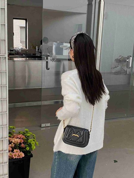2022 new autumn and winter gold coin dollar bag leather diamond chain one shoulder crossbody small square saddle
2022 new autumn and winter gold coin dollar bag leather diamond chain one shoulder crossbody small square saddle