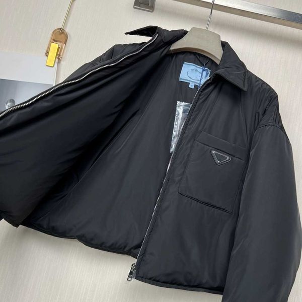 autumn and winter women's fashionable fine shirt lapel type down jacket, metal triangle standard short bread suit to improve the waist, Black;brown
autumn and winter women's fashionable fine shirt lapel type down jacket, metal triangle standard short bread suit to improve the waist, Black;brown