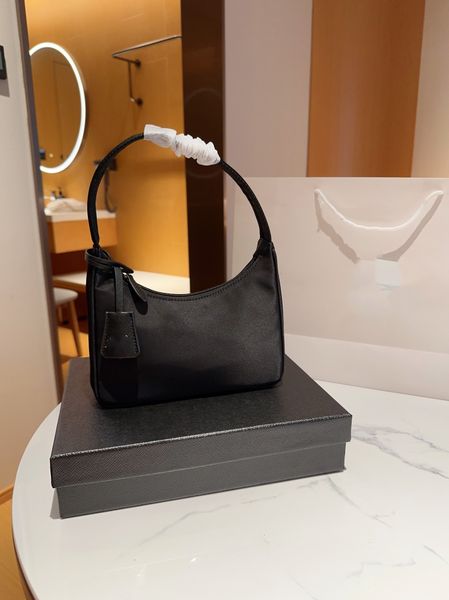 new luxury handbag designer shoulder bag classic women's underarm bag fashion women's coin purse nylon tarp size: 20cm
new luxury handbag designer shoulder bag classic women's underarm bag fashion women's coin purse nylon tarp size: 20cm