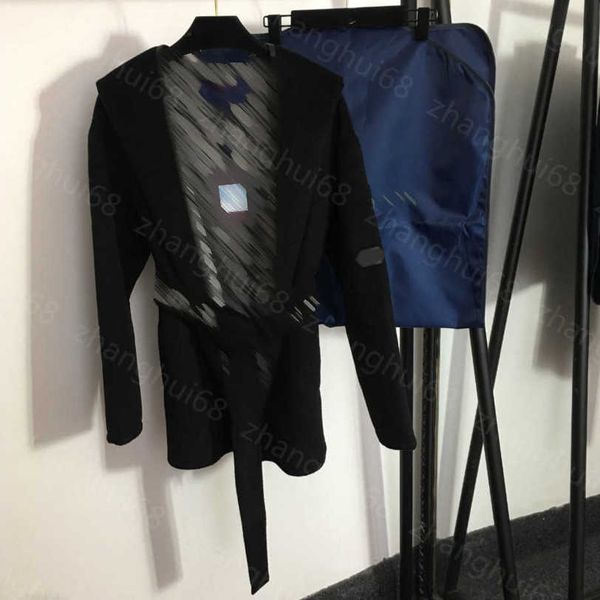 23ss womens jacket womens designer clothing short style long-sleeved hooded woolen overcoat with presbytery logo print belted waist on the i, Black
23ss womens jacket womens designer clothing short style long-sleeved hooded woolen overcoat with presbytery logo print belted waist on the i, Black