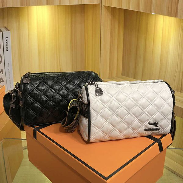 diagonal straddle bag spring new lingge pillow bag casual fashion soft face boston shoulder bag
diagonal straddle bag spring new lingge pillow bag casual fashion soft face boston shoulder bag