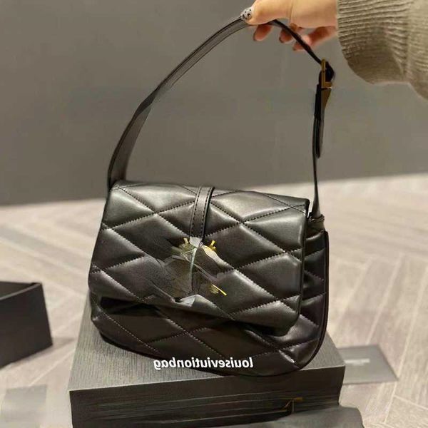 autumn and winter 2022 new high beauty poplar forest underarm bag versatile high sense lingge bag little popular red bag
autumn and winter 2022 new high beauty poplar forest underarm bag versatile high sense lingge bag little popular red bag