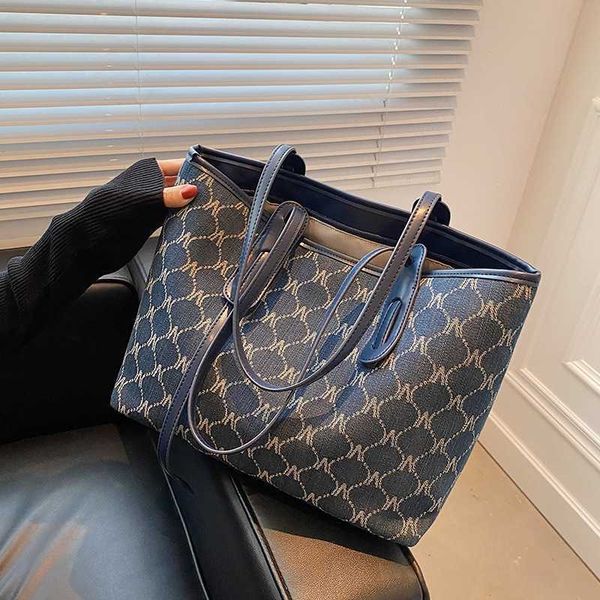 evening bags large capacity bag women's summer fashion commuting shoulder class portable tote 230704
evening bags large capacity bag women's summer fashion commuting shoulder class portable tote 230704