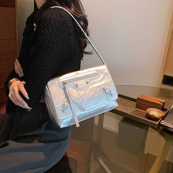 new evening bags advanced underarm bag soft leather shoulder for women fashion summer motorcycle style rivet small square 230704
new evening bags advanced underarm bag soft leather shoulder for women fashion summer motorcycle style rivet small square 230704