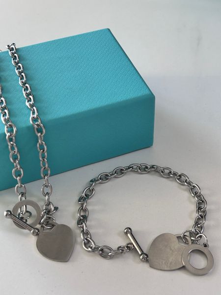 925 Silver Luxury Fashion Designer LOVE Heart Necklace Jewelry Set Gift Box Model Women's Birthday Gift Wedding Bracelet Necklace Christmas Gift Three Colors
925 Silver Luxury Fashion Designer LOVE Heart Necklace Jewelry Set Gift Box Model Women's Birthday Gift Wedding Bracelet Necklace Christmas Gift Three Colors