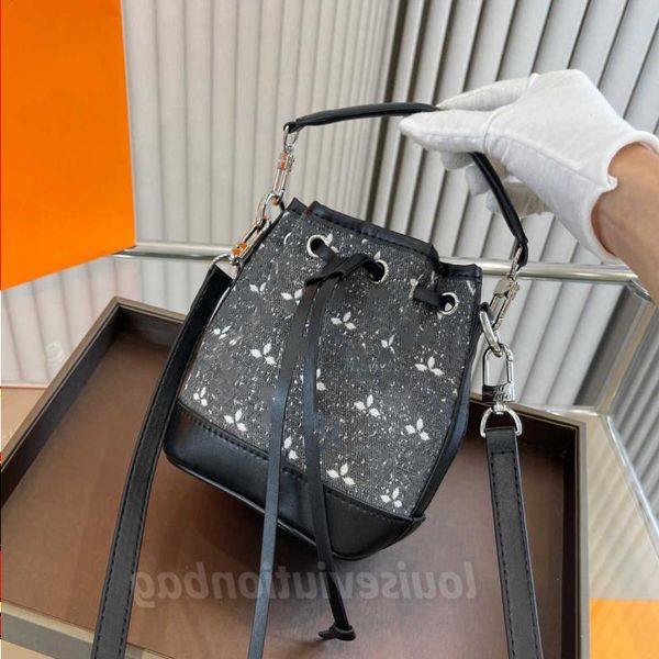 designer famous handbags lady shoulder bags leather bucket bag women flower printing crossbody totes purse canvas bag stitchwork denim b
designer famous handbags lady shoulder bags leather bucket bag women flower printing crossbody totes purse canvas bag stitchwork denim b