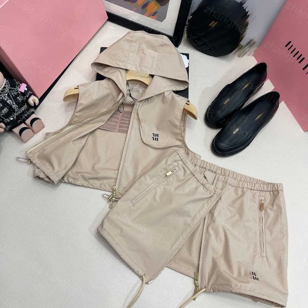 23ss women pants sets casual suit womens designer clothing hooded zipper sleeveless letter logo embroidered vest elastic waist shorts set wo, White
23ss women pants sets casual suit womens designer clothing hooded zipper sleeveless letter logo embroidered vest elastic waist shorts set wo, White