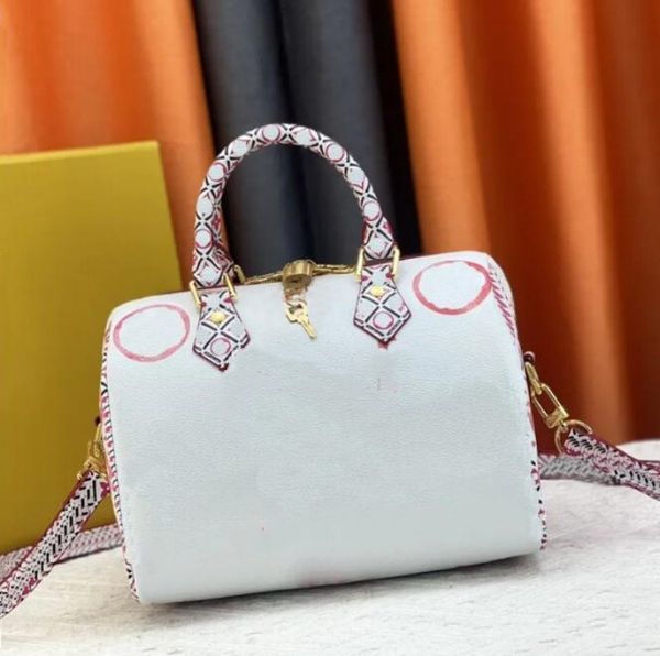 designer tote bag large capacity handbag womens genuine leather portable shoulder bag vintage printing crossbody bag solid color letter bag
designer tote bag large capacity handbag womens genuine leather portable shoulder bag vintage printing crossbody bag solid color letter bag